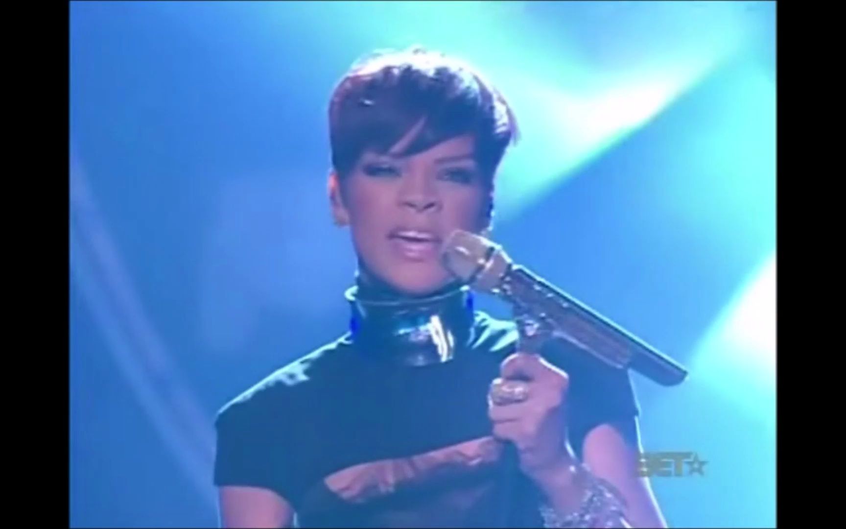 [图]Rihanna - Take A Bow Live BET Awards 2008