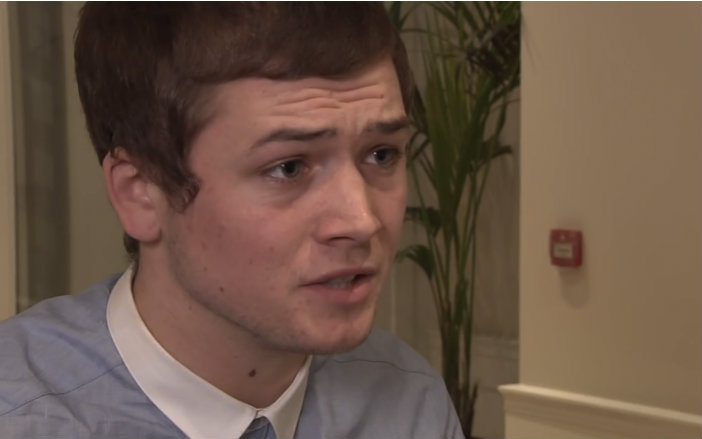 王牌特工男主Taron Egerton 上大学时拍摄的短片（蠢萌蠢萌）