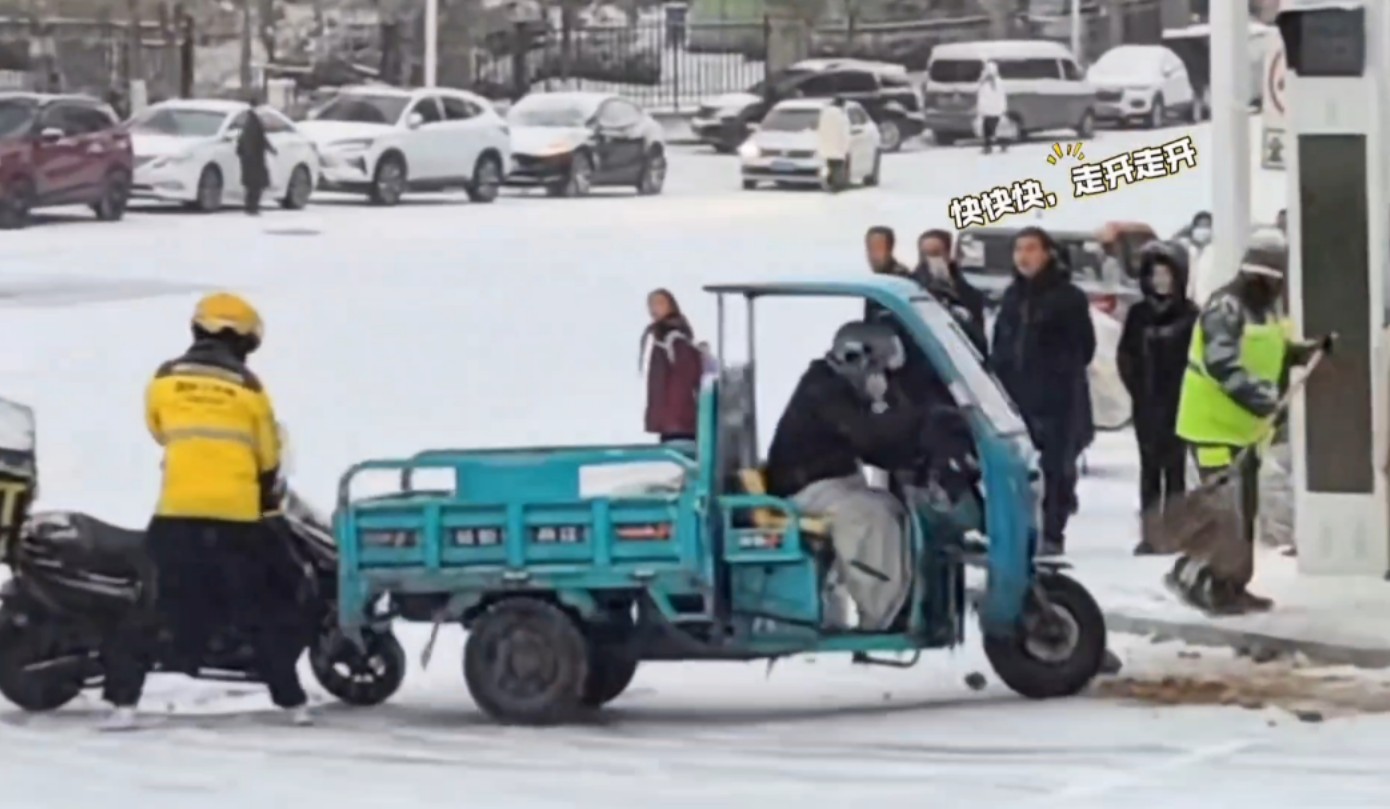 兰州大雪,路口忙疯了!~各个单拎出来都是主角!~分不清谁在添乱,哈哈哈哈哔哩哔哩bilibili