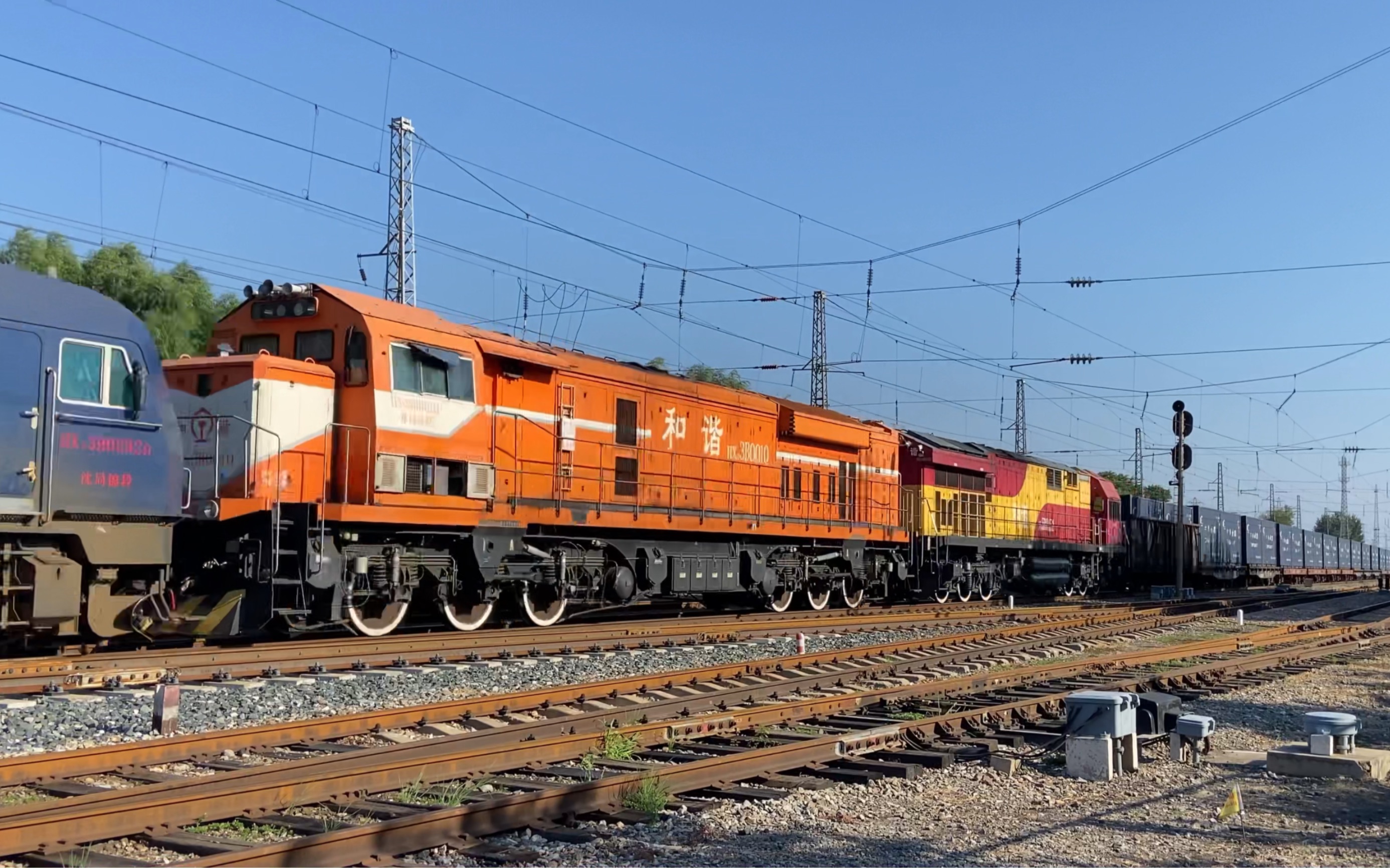 (京哈线上三机重连的列车)京哈线新城子站732千米沈局锦段hxd3b0292无