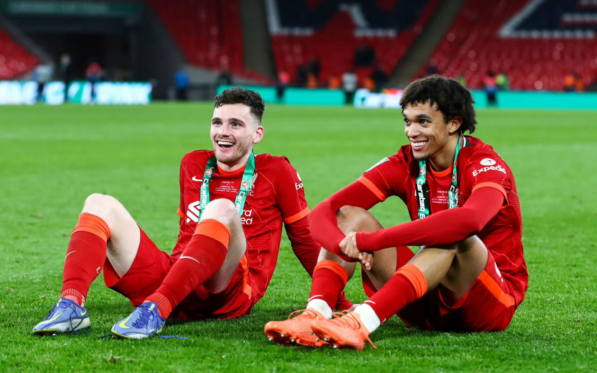 联赛杯夺冠后,罗伯逊和阿诺德在草坪上并肩而坐