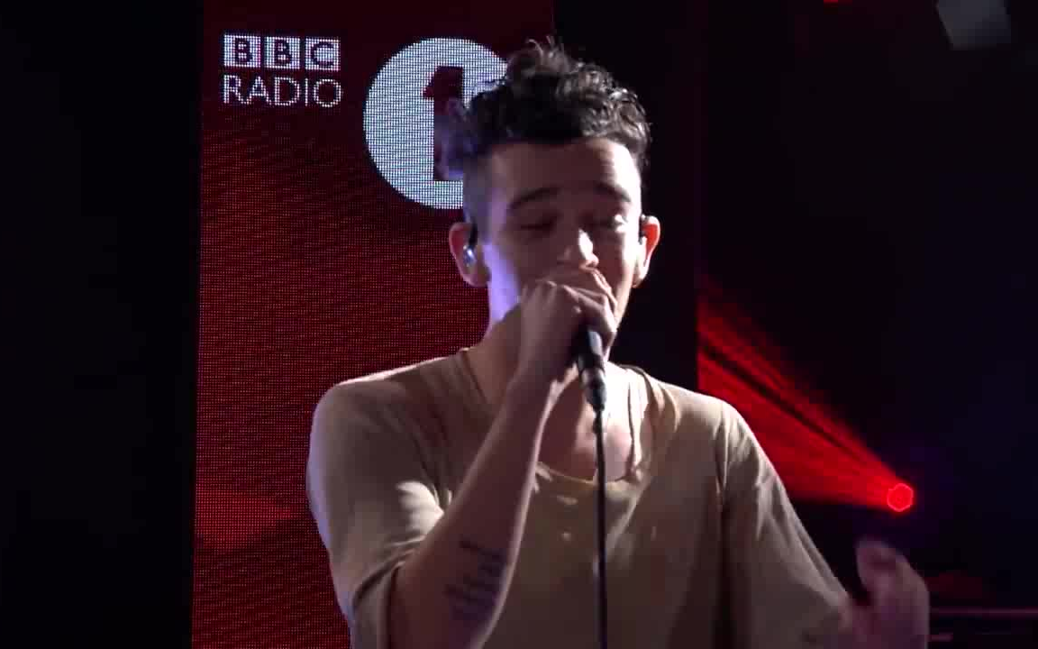 [图]The 1975 perform Sincerity Is Scary in the BBC Radio 1 Live Lounge