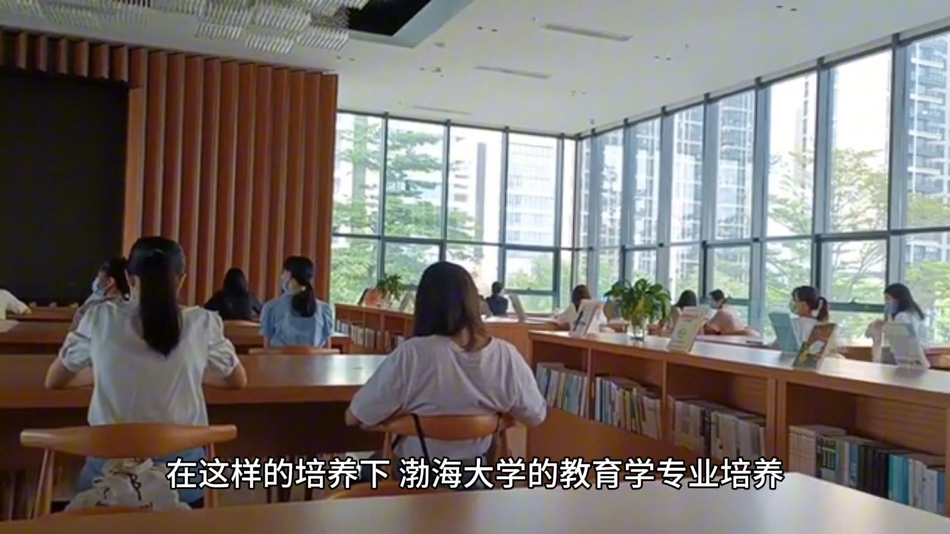 渤海大学位于辽宁省锦州市,校园环境优美,建筑风格独特.学校拥有现代化的教学设施和雄厚的师资力量,为学生提供了优质的教育资源.哔哩哔哩bilibili