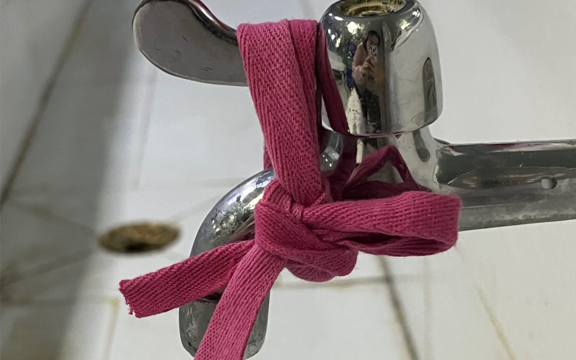 宿舍水龙头漏水,用一根绳子止住