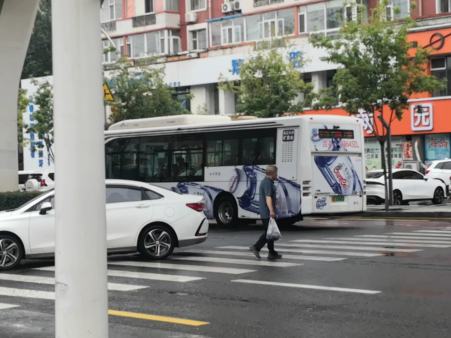 g233路已更换新版封尾广告的一汽ca6100urbev25型纯电动