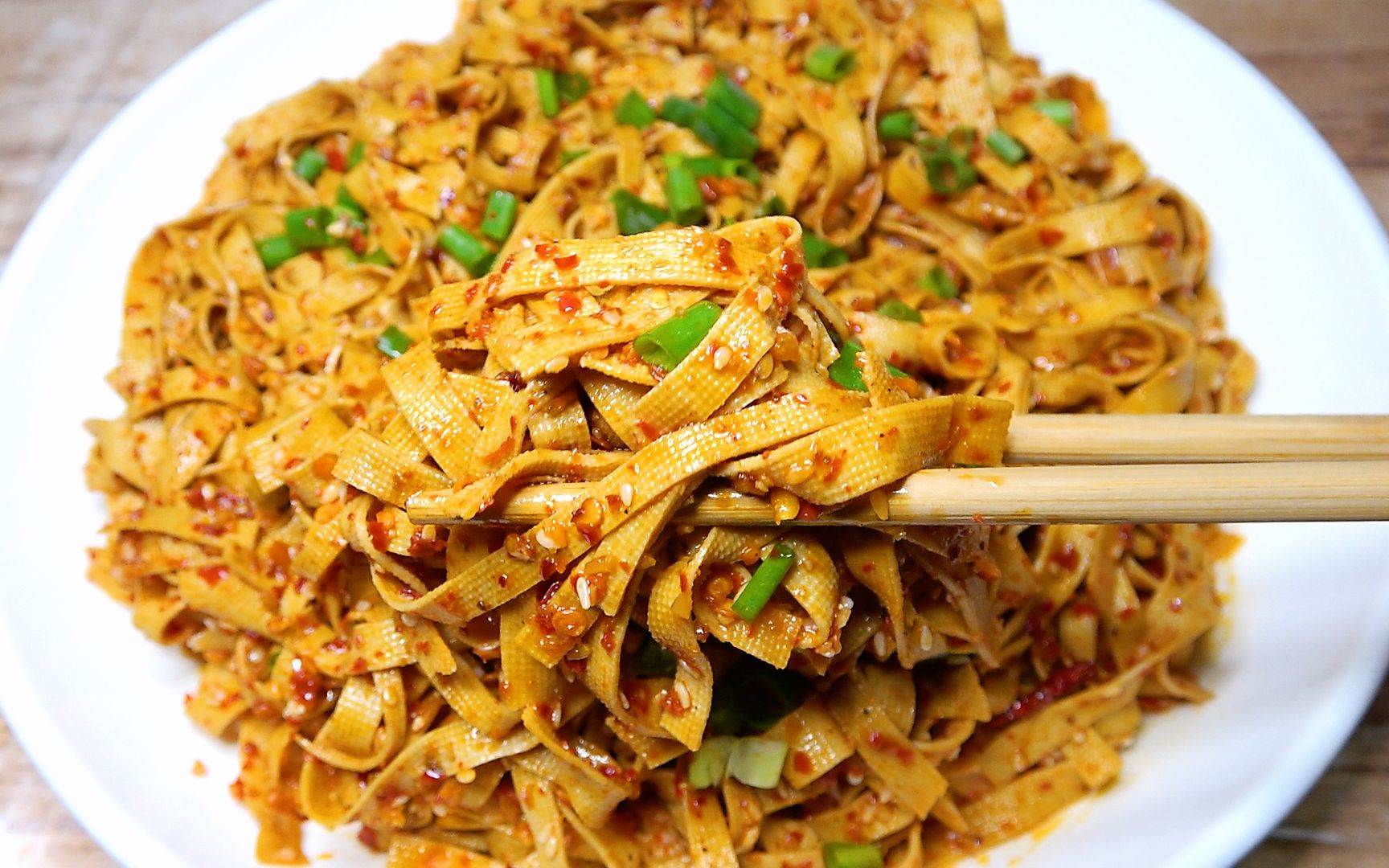 春天要多吃豆制品教你做香辣孜然豆皮香辣入味比辣条还好吃