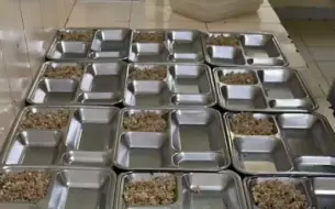 Скачать видео: 驻河内的越军食堂的早餐，标准13000越南盾/次，今天吃鸡蛋炒肉沫、蔬菜汤和米饭