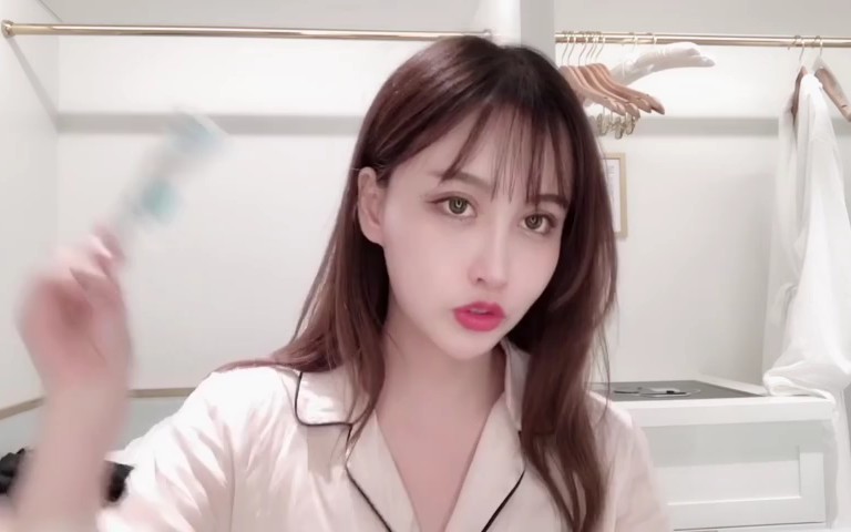 卢本伟女友赵梦玥uu又来推广卫生棉条啦今天的uu告诉大家卫生棉条的