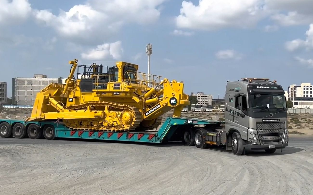 沃尔沃卡车运输小松d475a推土机施工作业