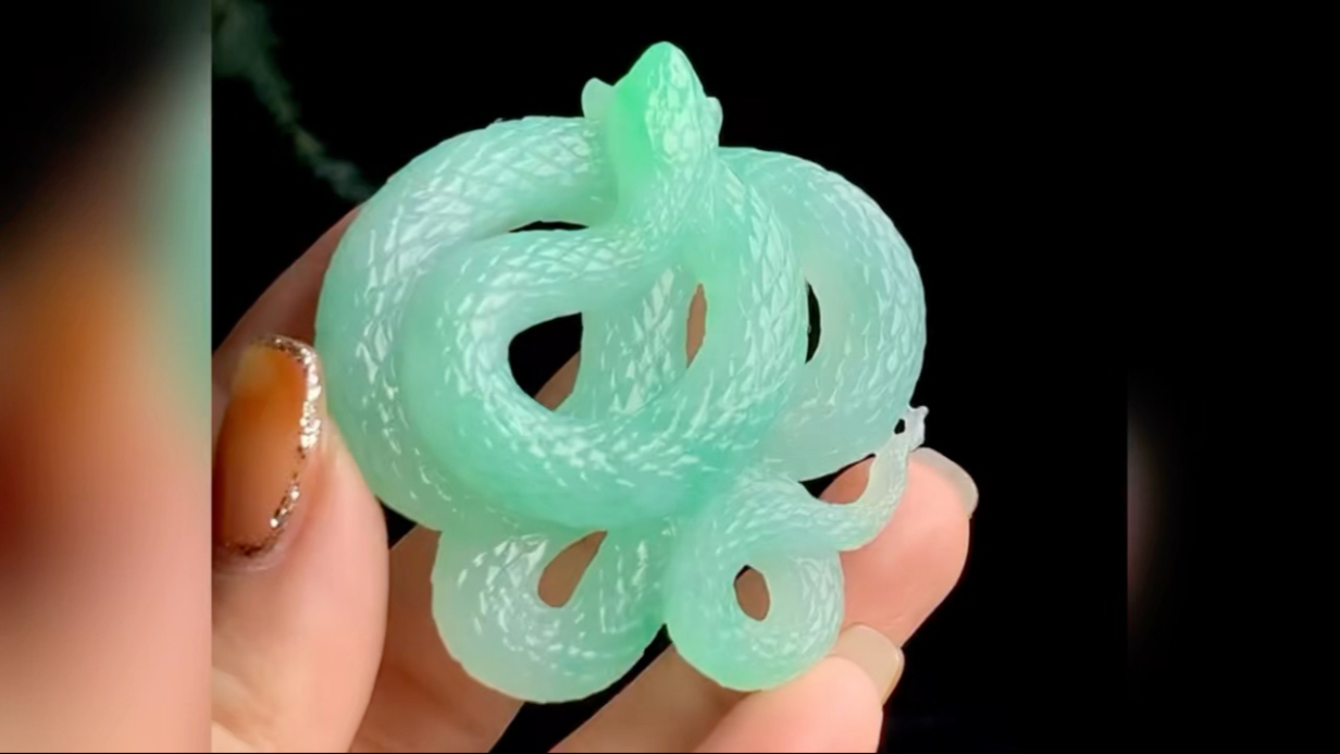 翡翠雕刻灵蛇!