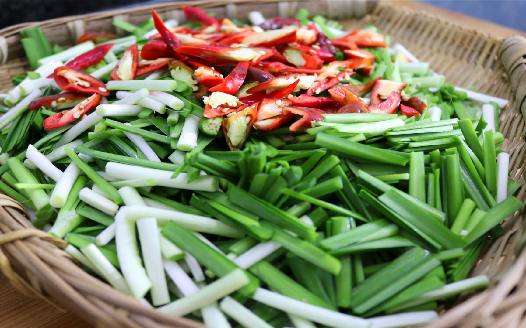 腌韭菜的季节又到了,一次腌制一大罐半年也不会坏,开胃又下饭_哔哩