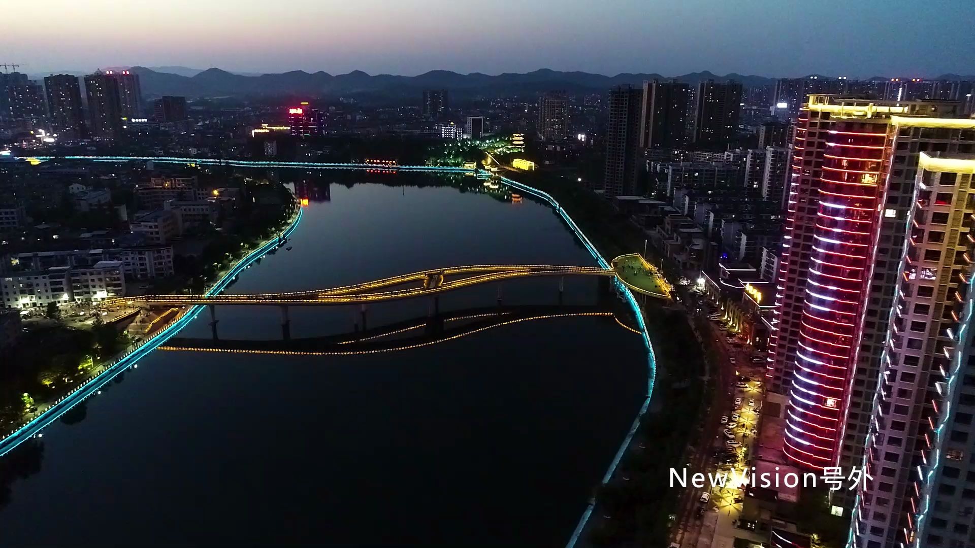 【航拍】赤壁网红玻璃桥:东洲人行桥