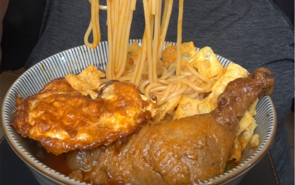 螺蛳粉配大鸡腿