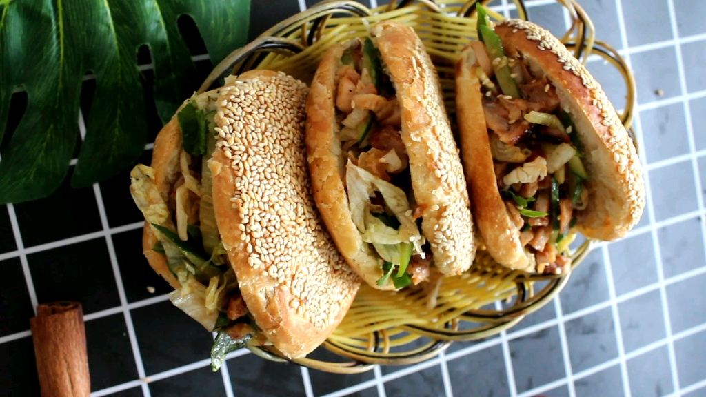 肉夹馍培训,同时学习芝麻烧饼和烤肉,好吃有特色