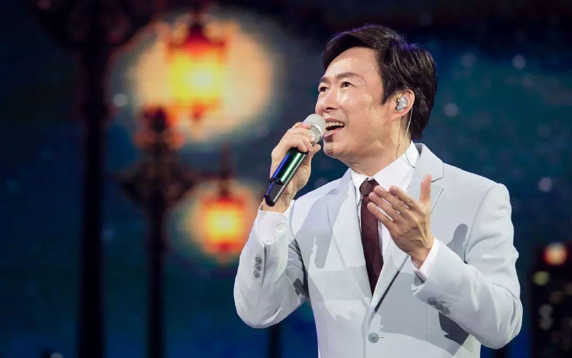 《千里之外》 演唱:费玉清_闻泪声入林 寻梨花白