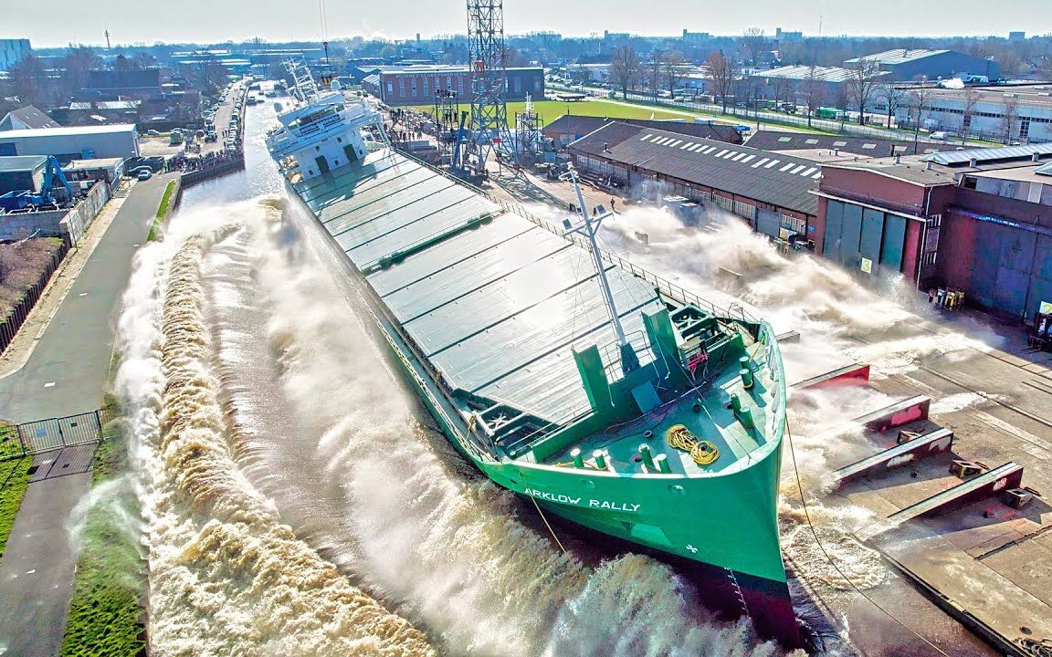 看6800吨载重货船,在荷兰罗德威斯造船厂下水,溅起几米高的浪花