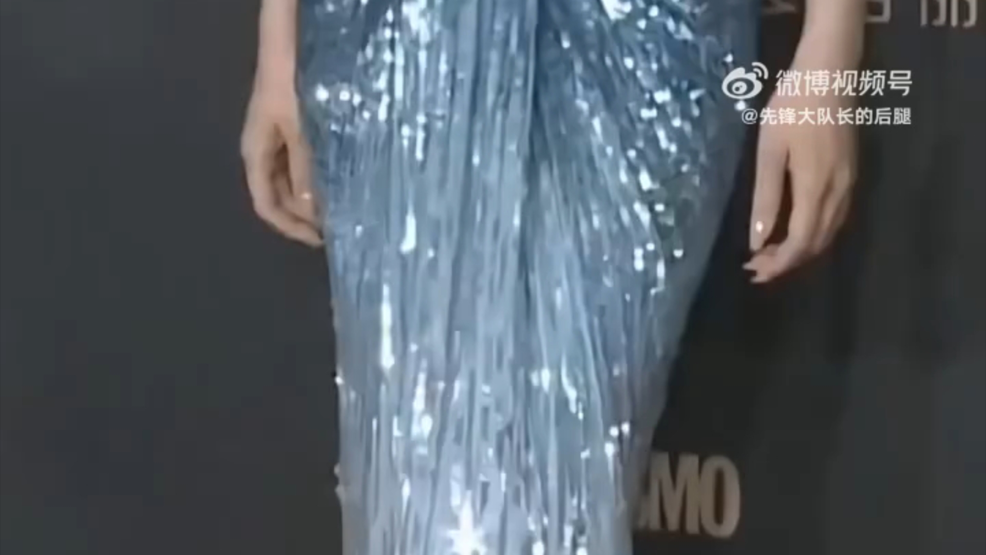 迪丽热巴深v人鱼裙好美