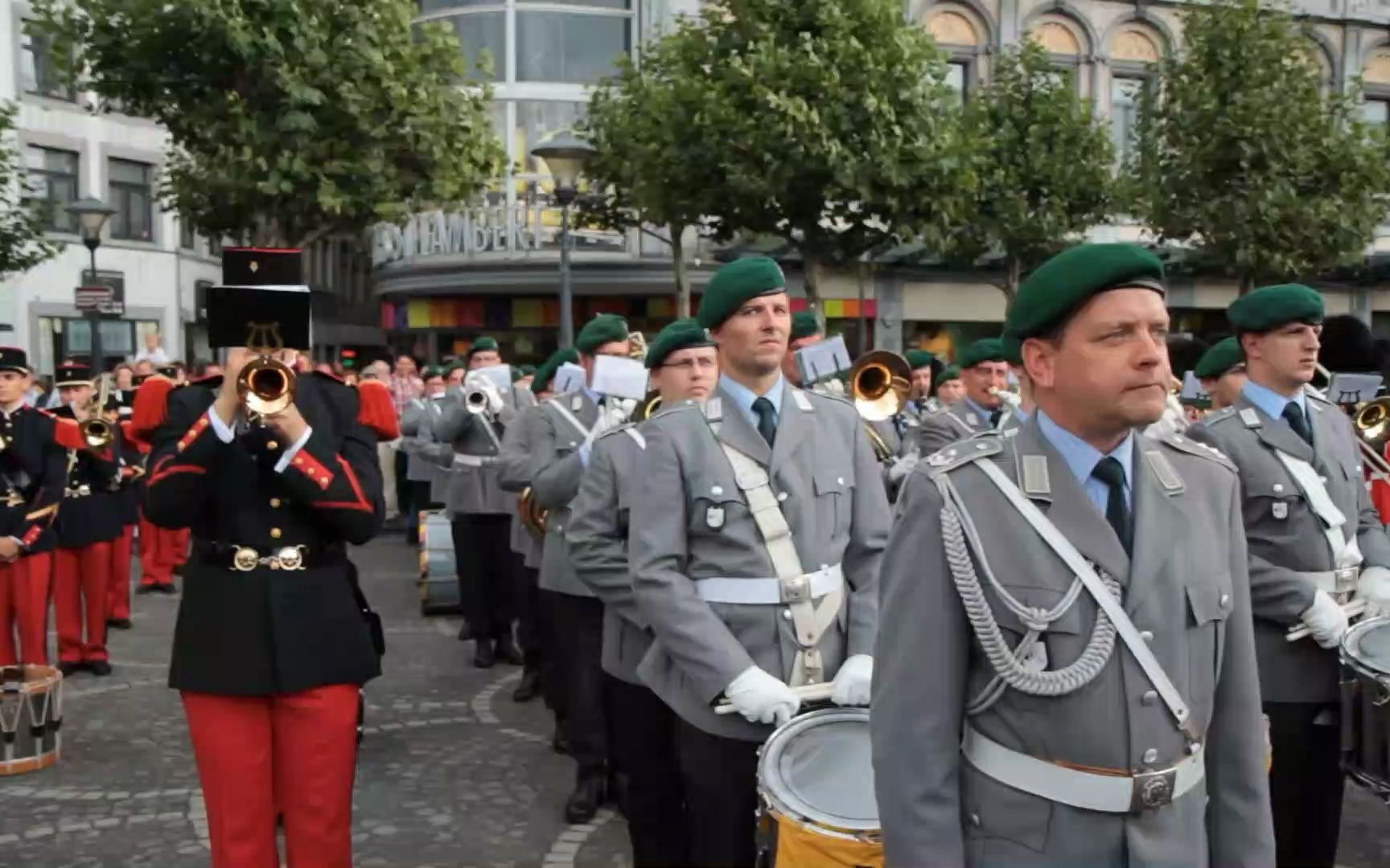 比利時海軍法國陸軍德國陸軍英國蘇格蘭衛隊共奏英國軍歌漫漫長路到蒂