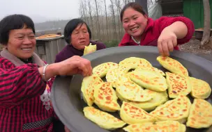 Скачать видео: 胖妹婆媳齐心，炼20斤猪板油，包1锅青菜盒子，祖孙三代吃过瘾了