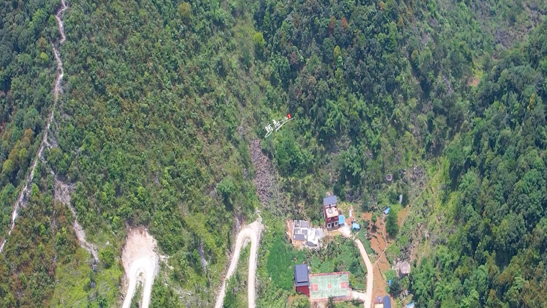 在广西河池山顶之上住着几户人家,整个村庄坐落于群山环抱之中,还修了一条漂亮的盘山公路,网友:只有几户人家为什么不搬出来呢哔哩哔哩bilibili