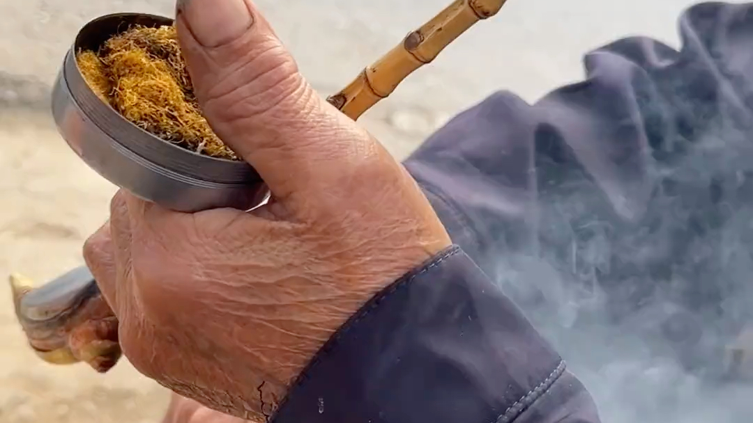 农村老大爷抽黄烟