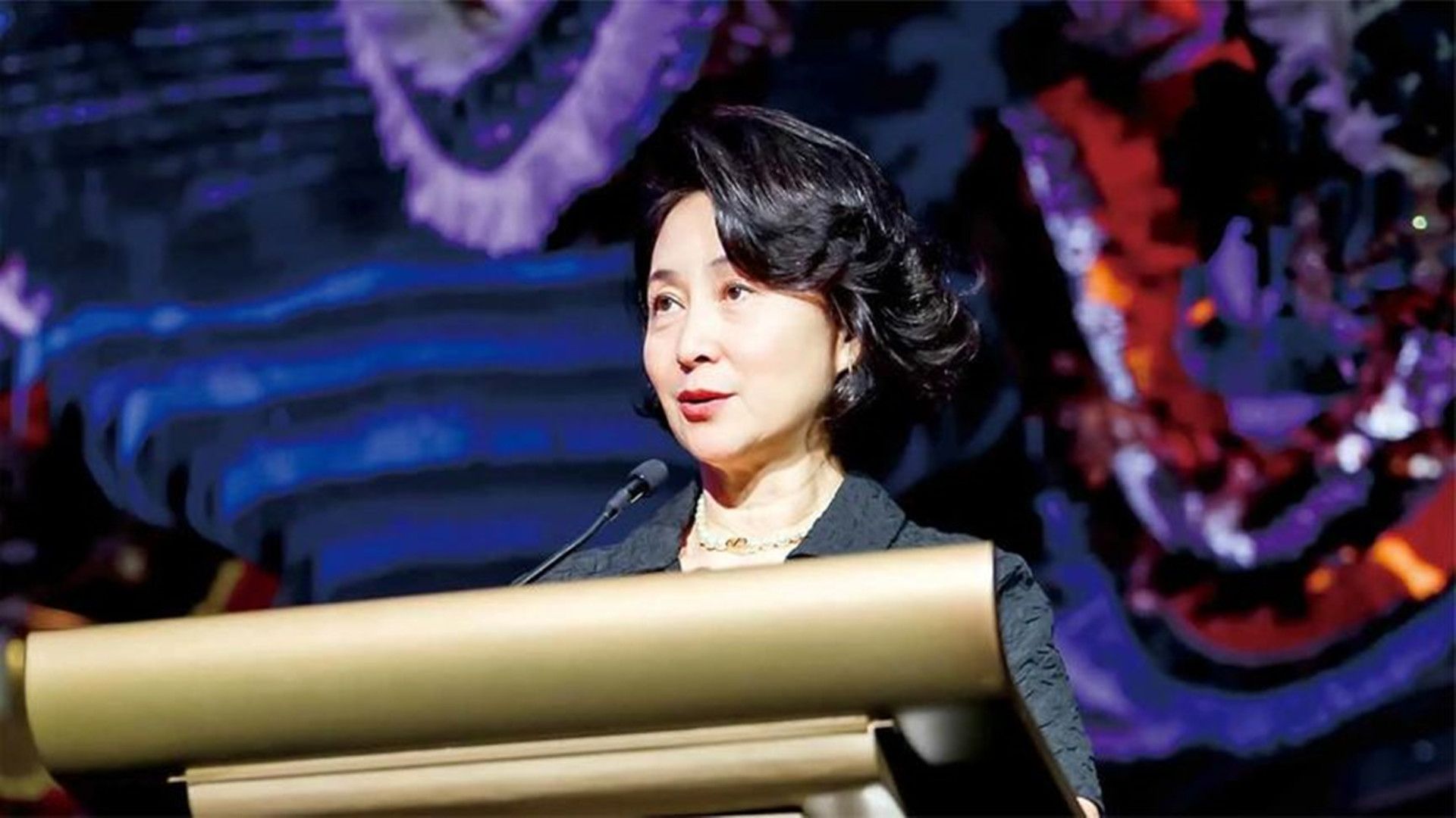 61岁何超琼现身出席活动,v领长裙贵气十足,双语发言优雅大气-小婉娱圈