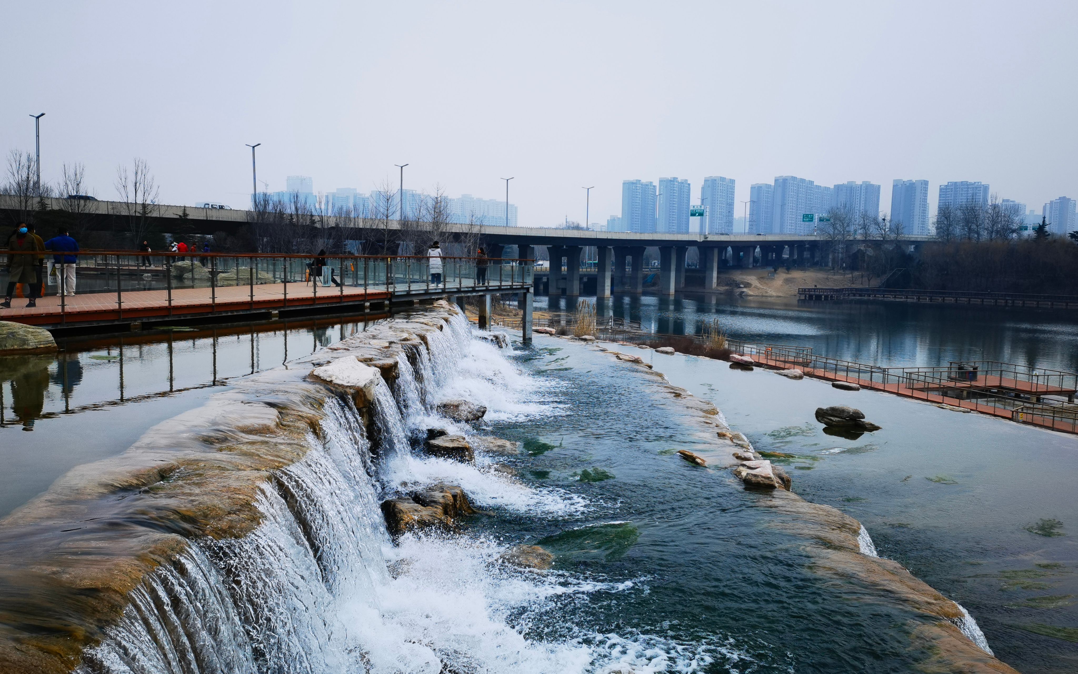 郑州西流湖湖水大涨景色美,玻璃桥上看瀑布,打造郑州的江南水乡哔哩哔哩bilibili