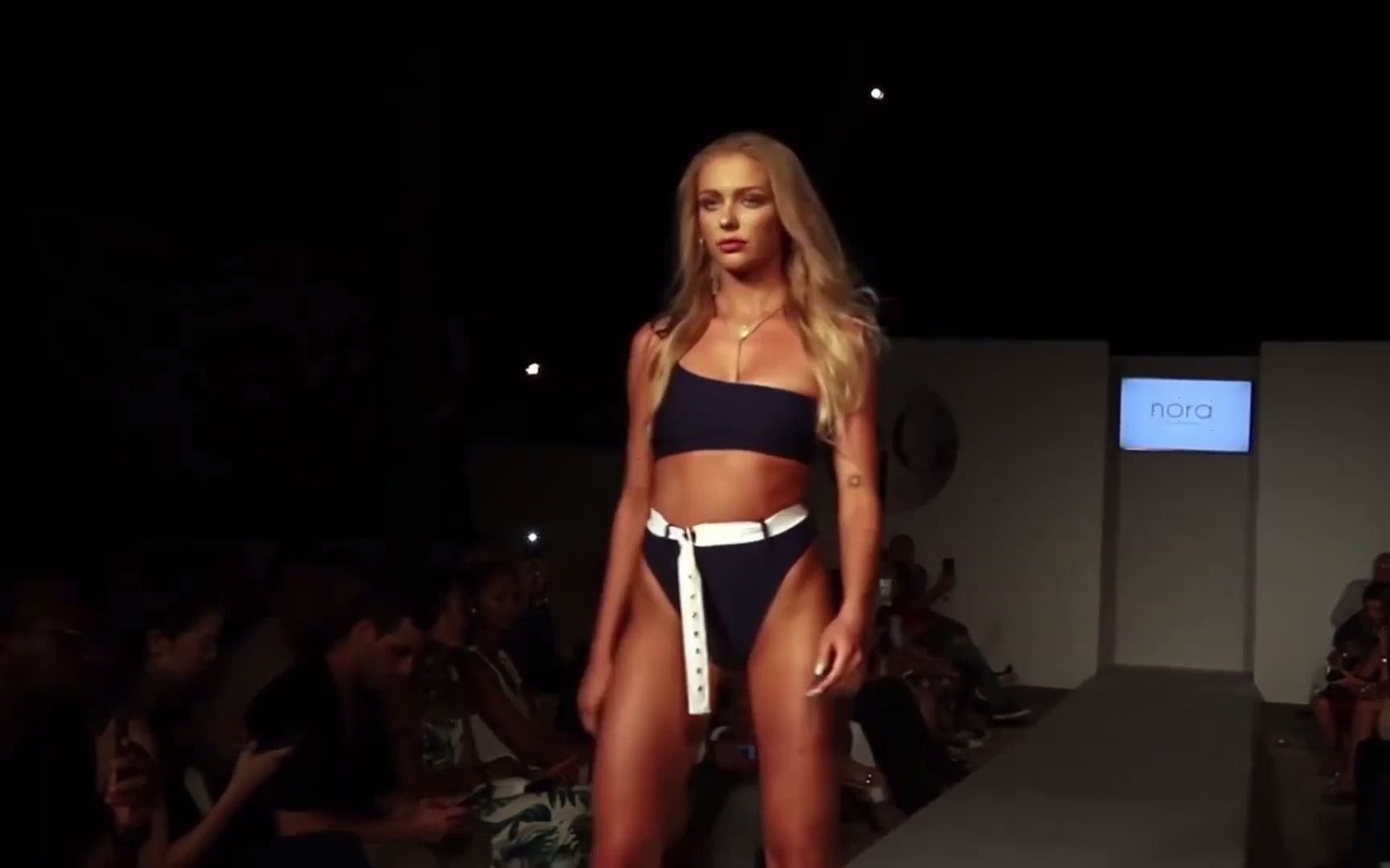 [图]Italian Swimwear Runway Show - Bikini Models with Deep House Mix