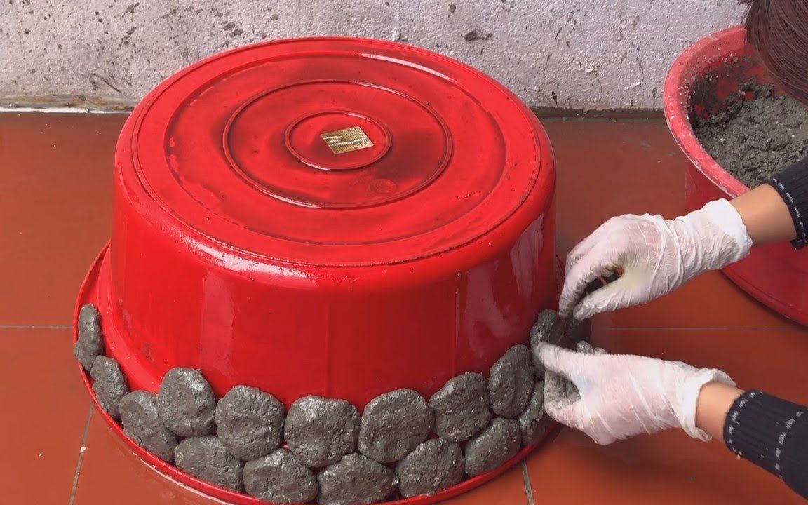 女子辞职在家玩水泥,把水泥做成饼,起初被嘲笑,成品却惊艳了