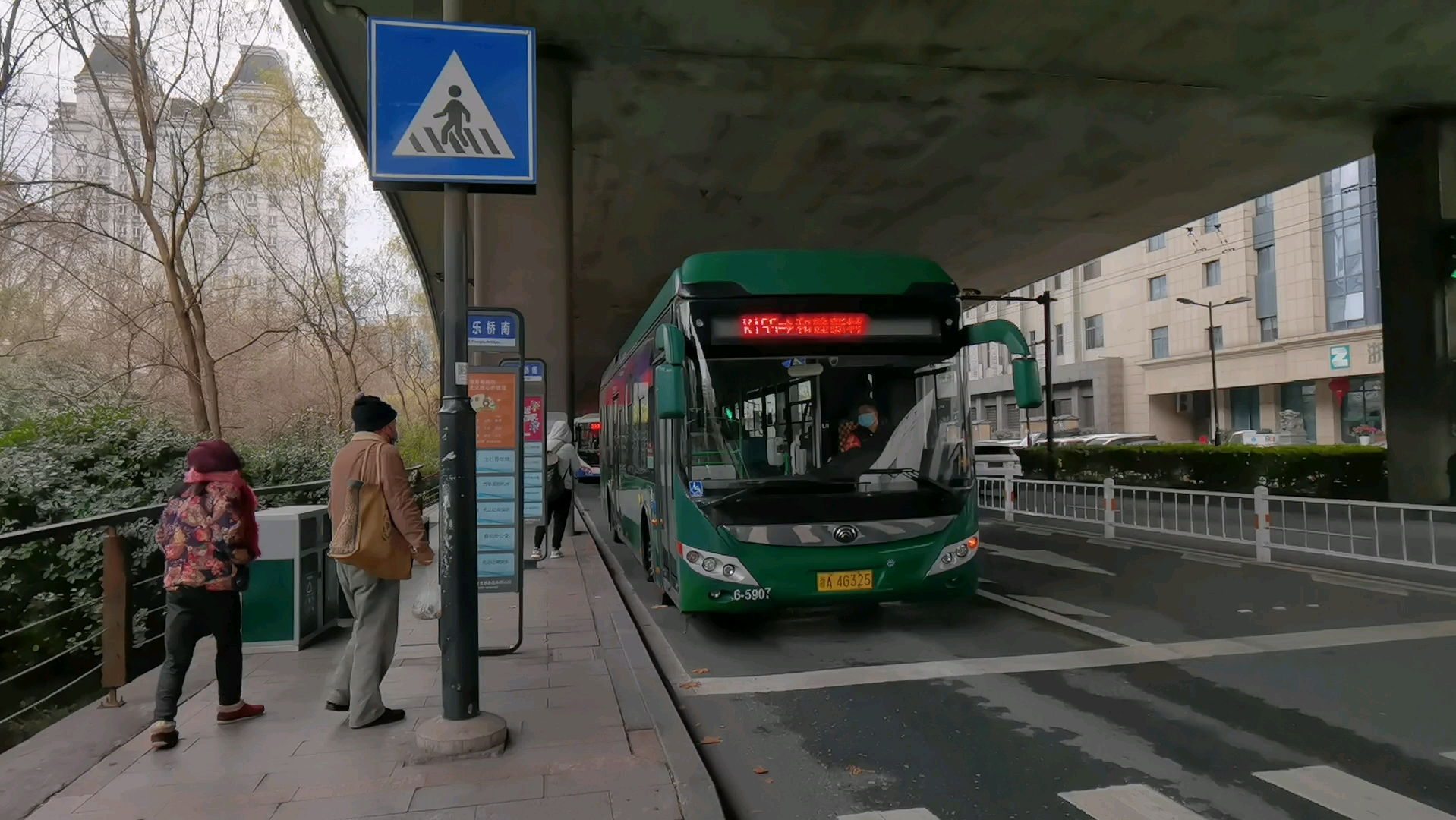 杭州公交k155路 宇通电车 zk6125bevg10 6-5907 丰乐桥南出站