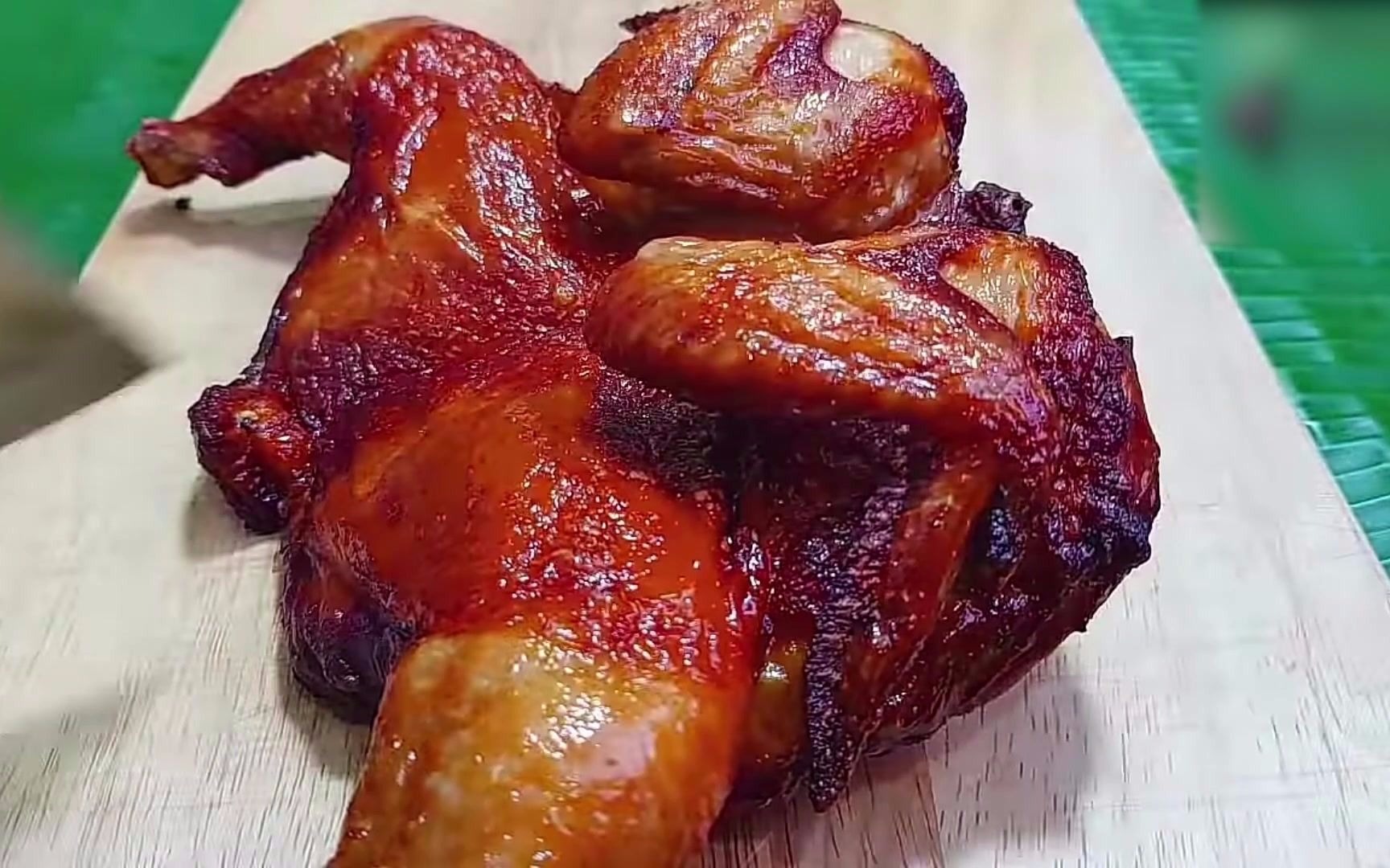 美食制作货真价实的炸整鸡木有裹粉入口就是实实在在的鸡肉用泰式调料