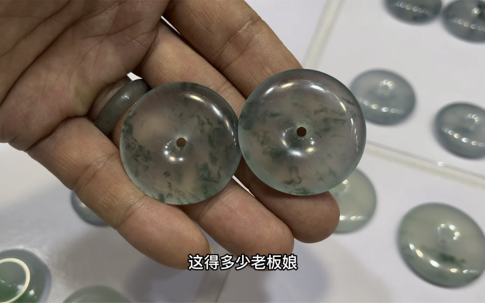 在翡翠市场,老左和货主聊危料和缅料的区别,大家来听听怎么区分