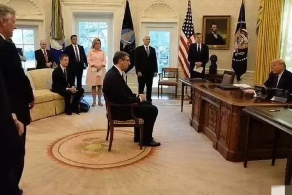 塞尔维亚总统武契奇在中国坐前排宽大舒适的沙发椅,两手轻松自然地