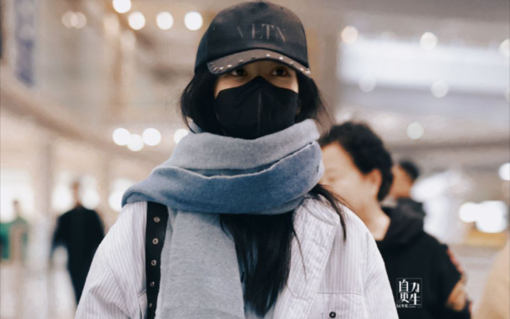 紫宝终于回国了,穿得好暖和啊,还有粉丝送亲手做的礼物(杨紫机场路透)