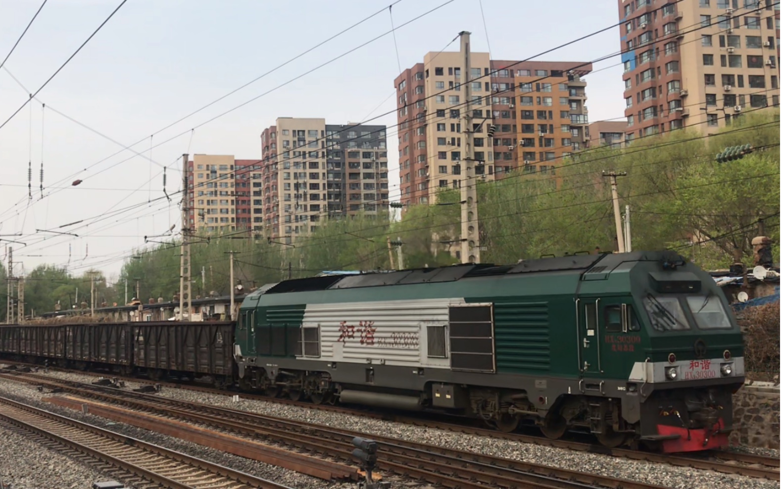 沈山线于洪站全路最大车号的hxn3型内燃机车不含高原