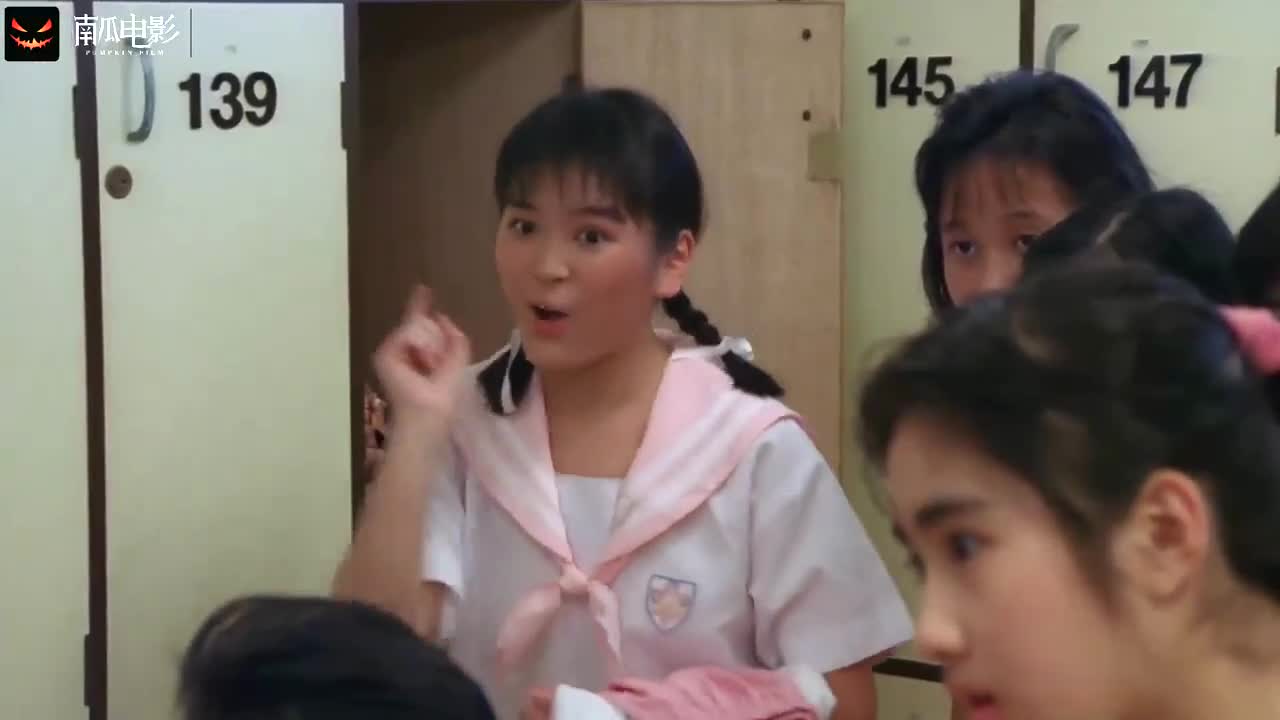 开心鬼:美女穿上短裤感觉不对劲,竟是同学放了东西!太可恶了