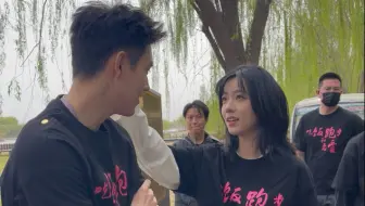 庄达菲为陈飞宇整理头发，也太甜了吧！！！