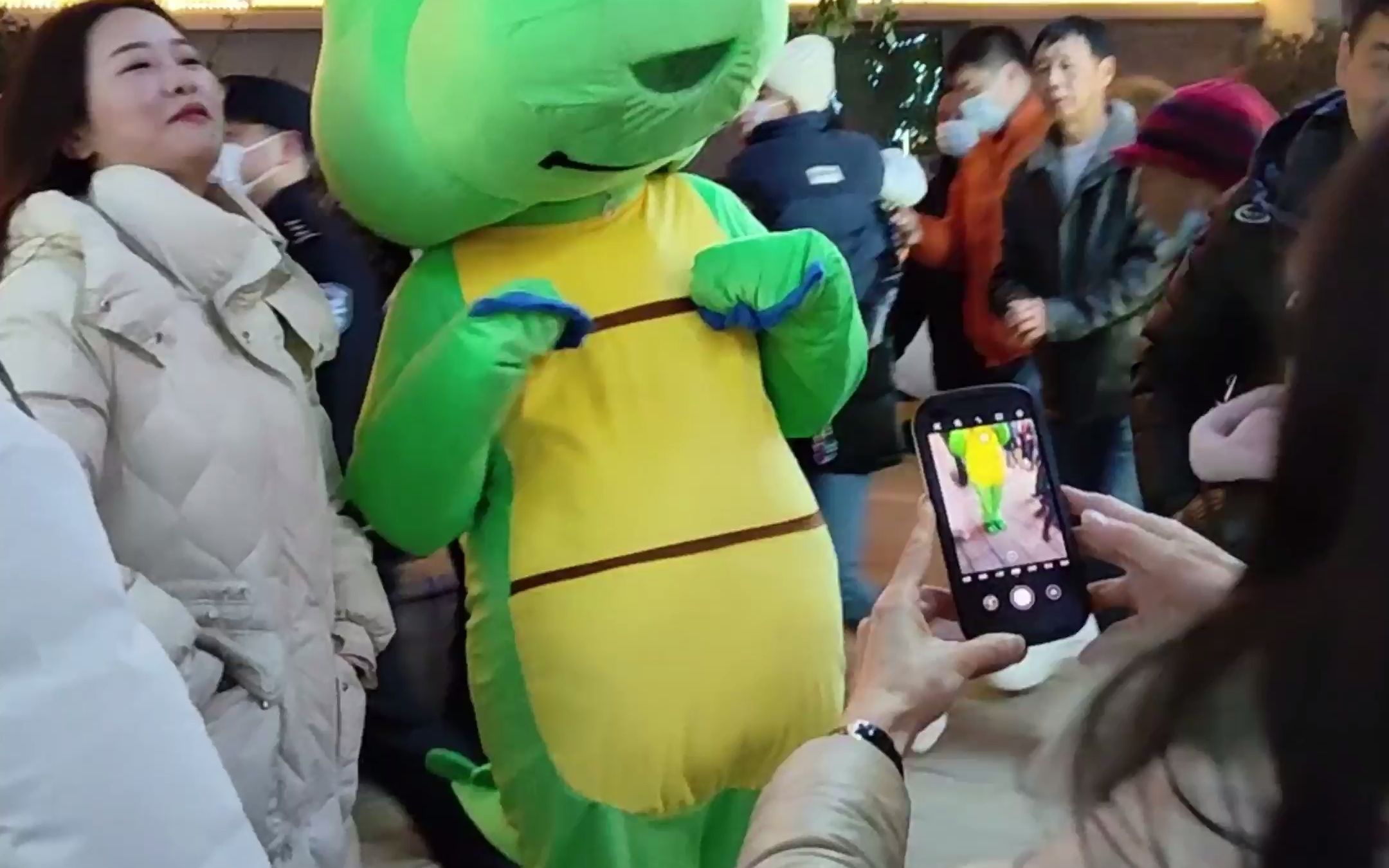 网红鳄鱼扬小鳄在宣城北门老街送爱的抱抱