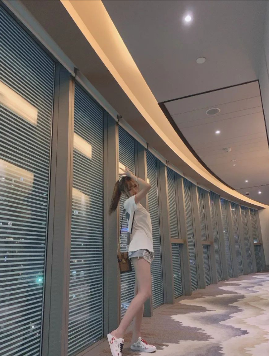 腐团儿:白嫩美腿性感迷人,清纯可爱