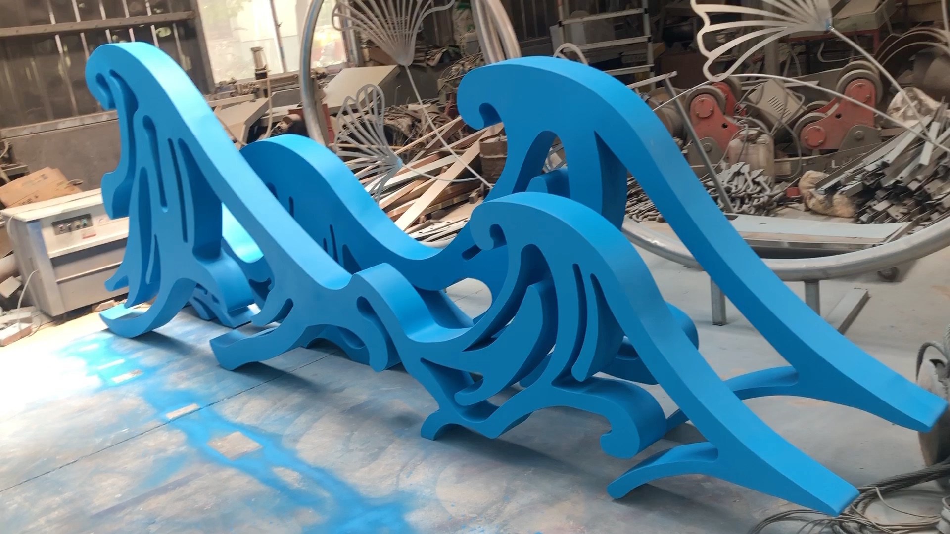 清新蓝的海浪造型雕塑,凉意丝丝,好想去海边浪呀……浪啊么浪里个浪