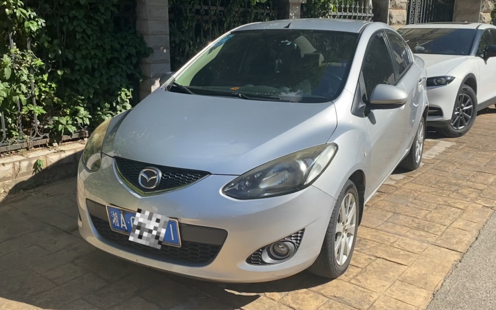 外出收车,09年上牌的马自达2自动挡看看客户要多少?