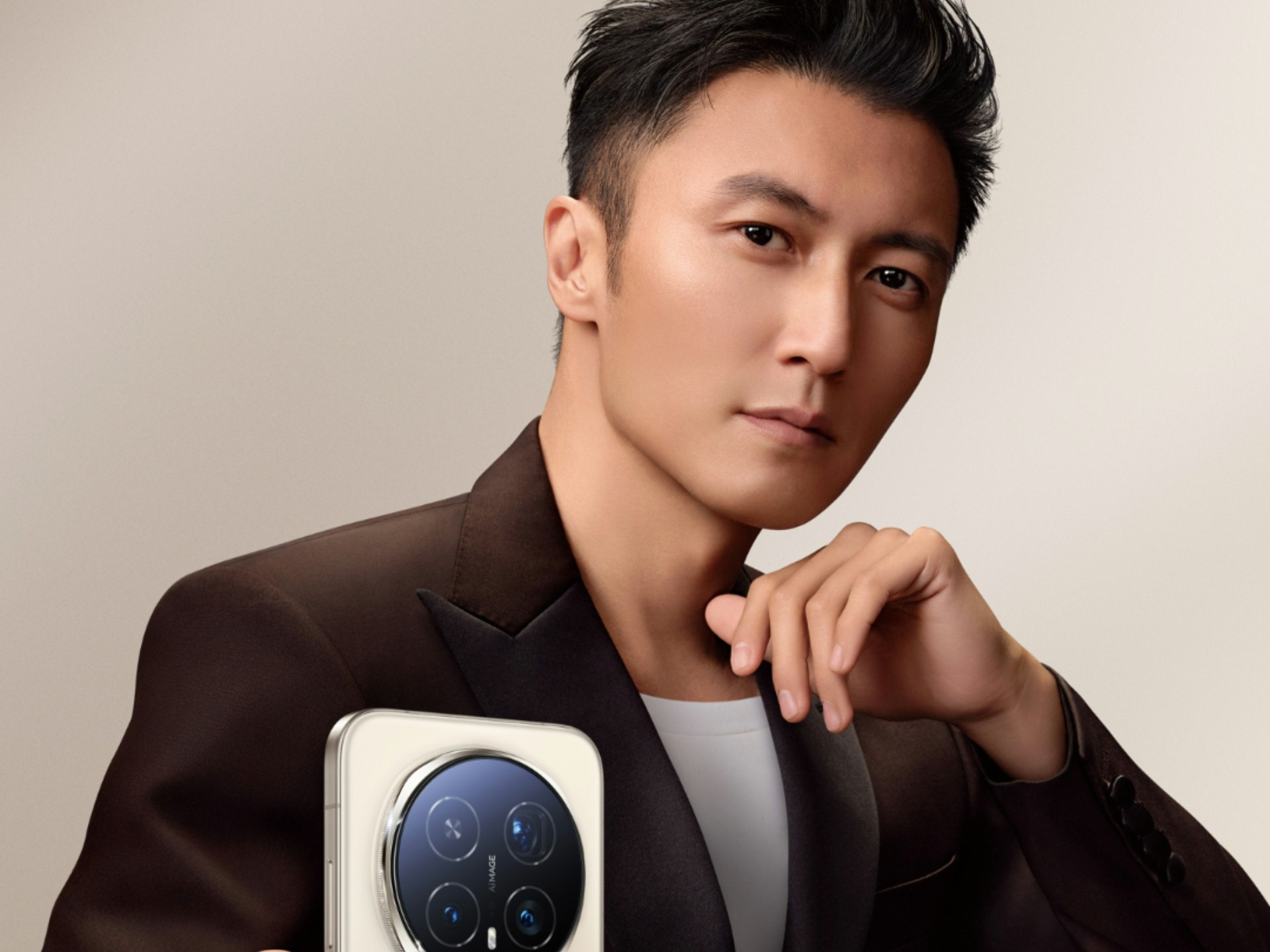 谢霆锋成为荣耀未来科技体验官,手持 magic8 pro手机