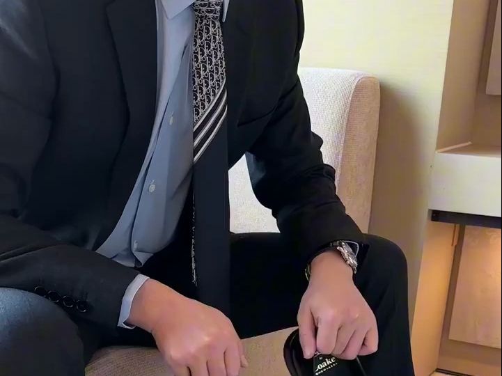 商务出差,西装革履,皮鞋锃亮,黑袜稳重,领带抢眼.