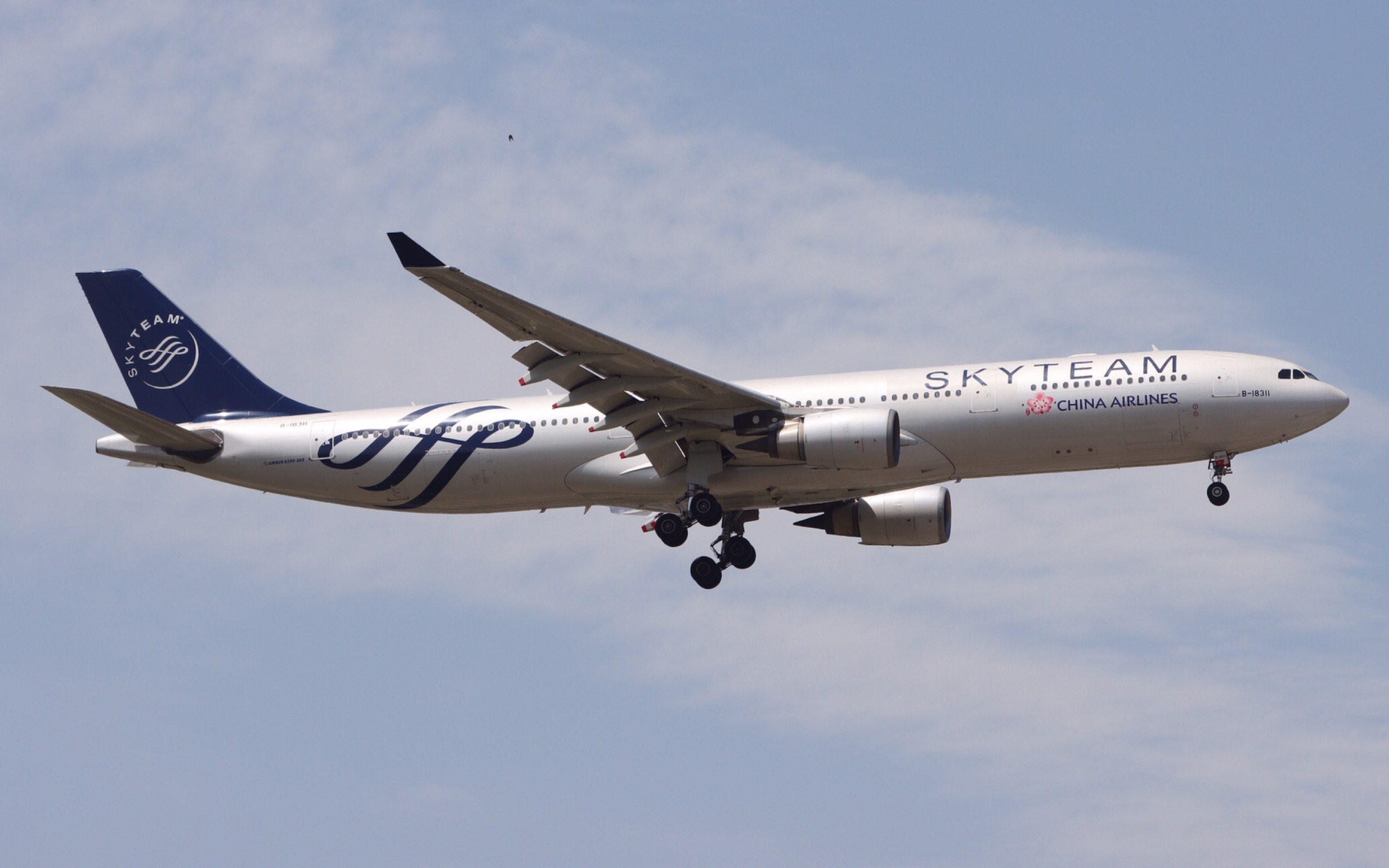 中华航空 a333 b-18311 天合联盟彩绘 pek跑道36l落地