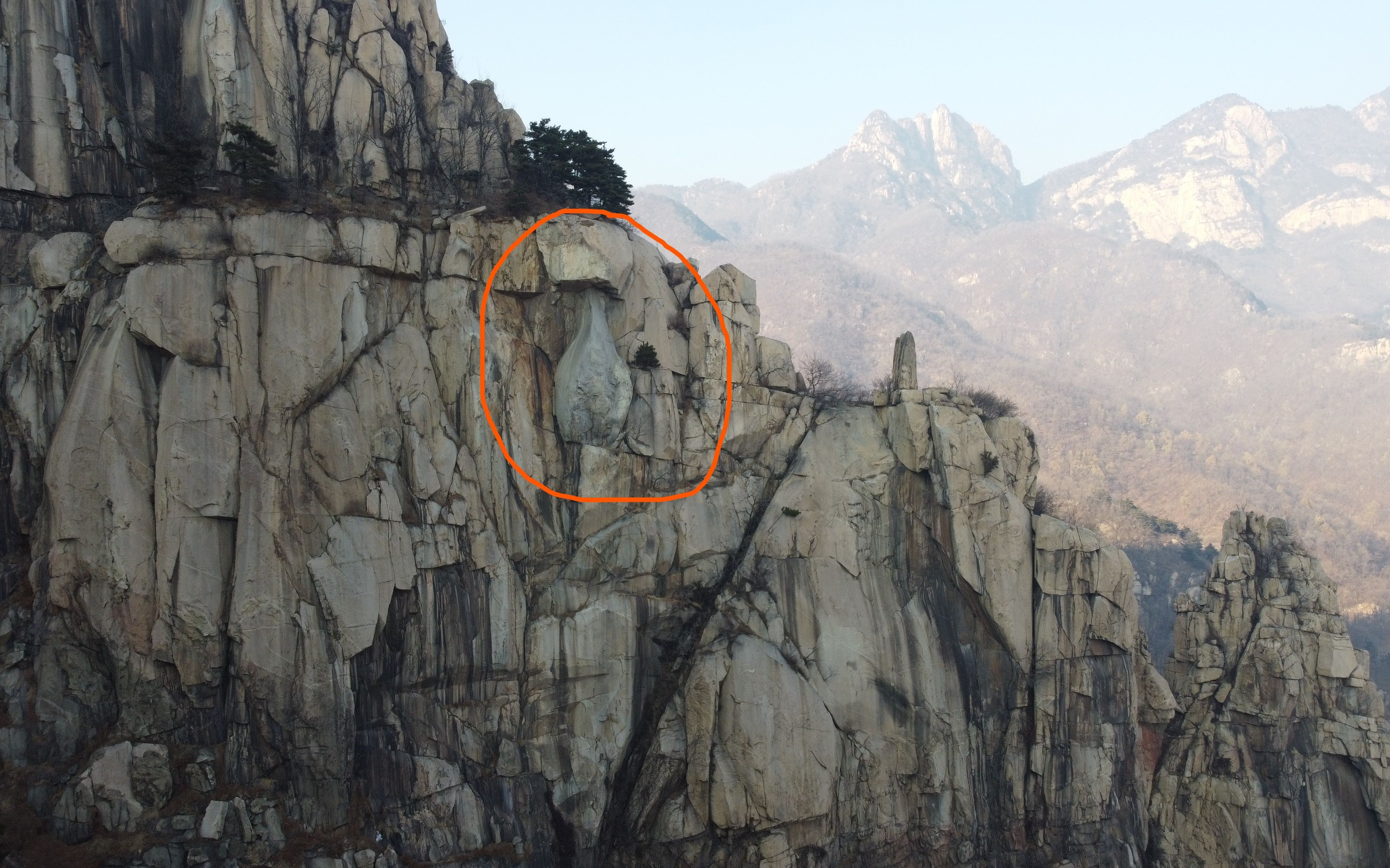 航拍泰山镇山宝瓶,传说是观音菩萨的玉净瓶,形成原因至今不明