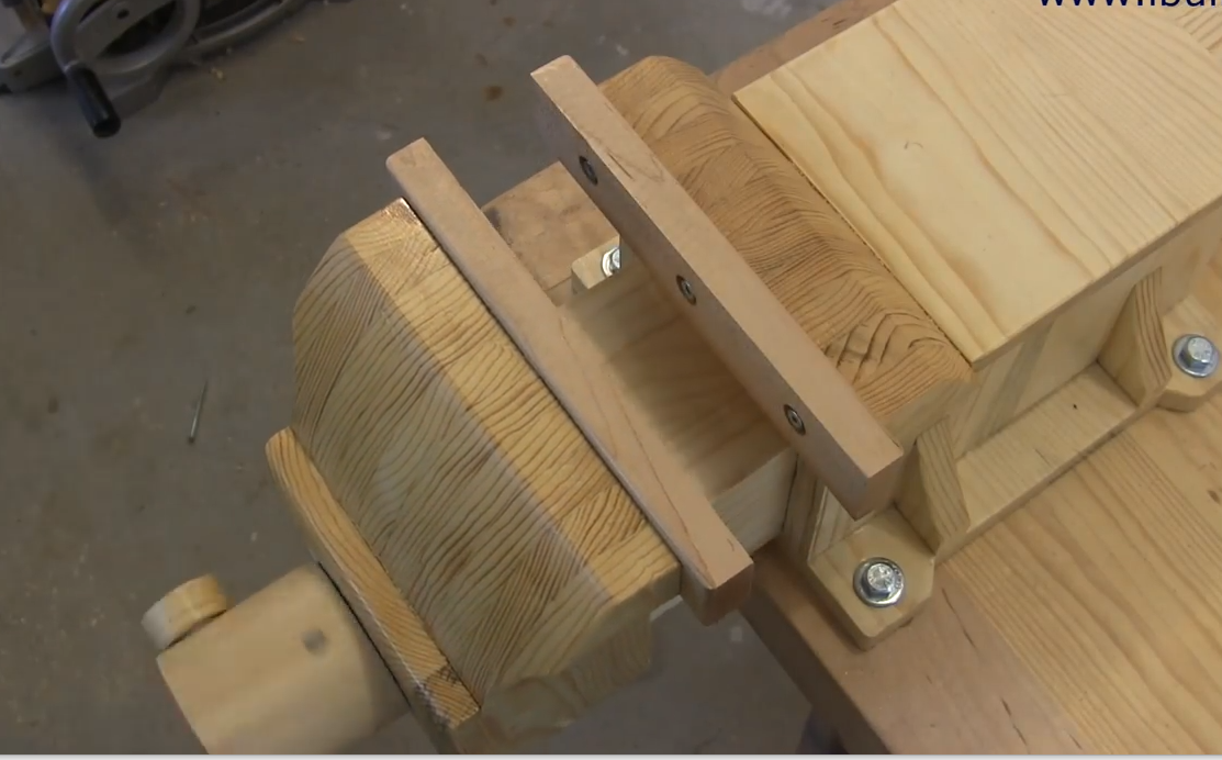 老外展示他的自制台钳 纯木制台钳