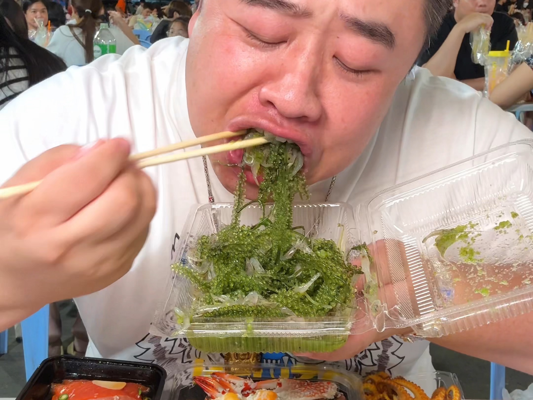 今天曼谷微微动巨型夜市里的稀奇美味小吃别担心