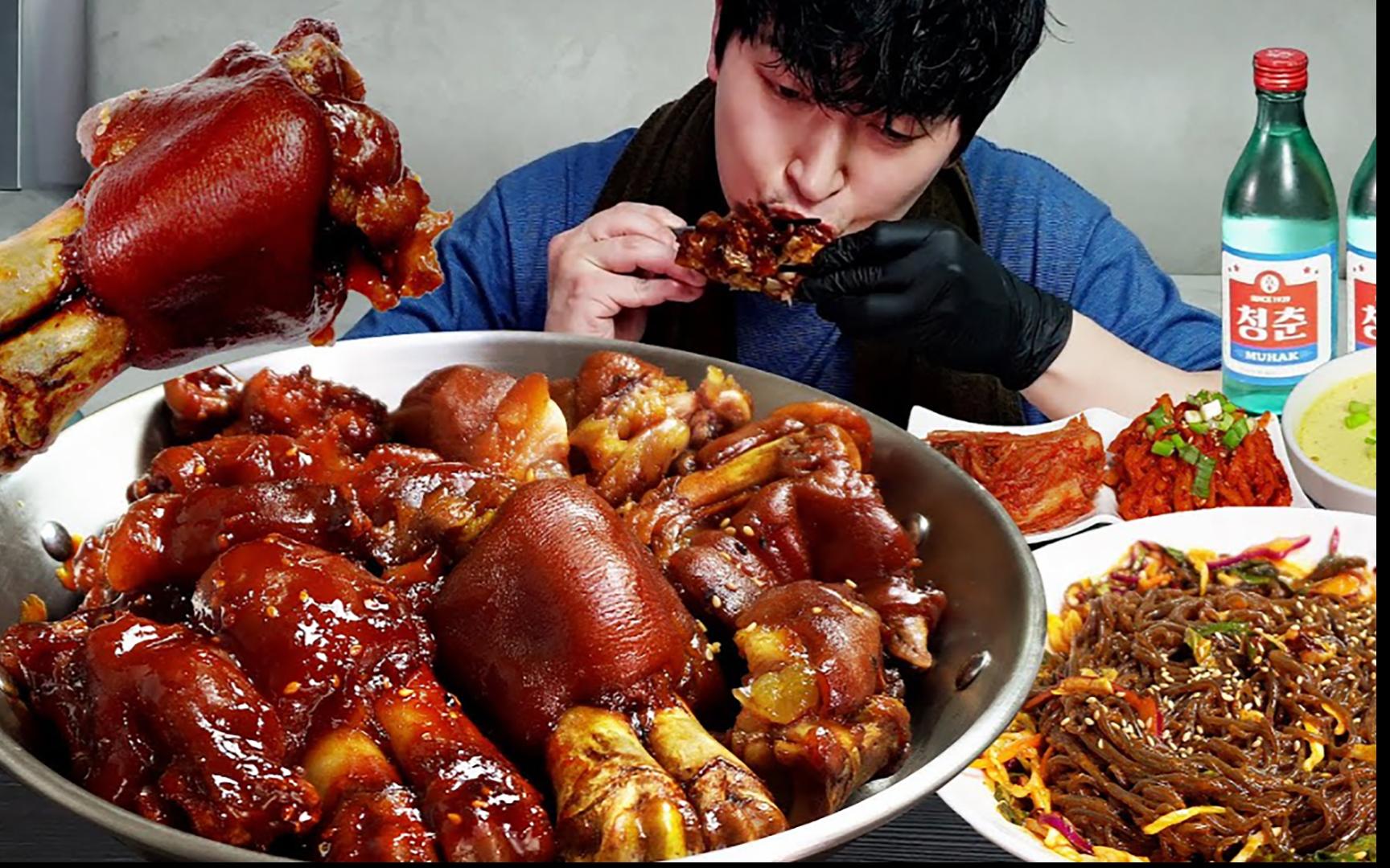 这个猪脚哪是这么啃的呀!我能不能吃一口,太香了呀!