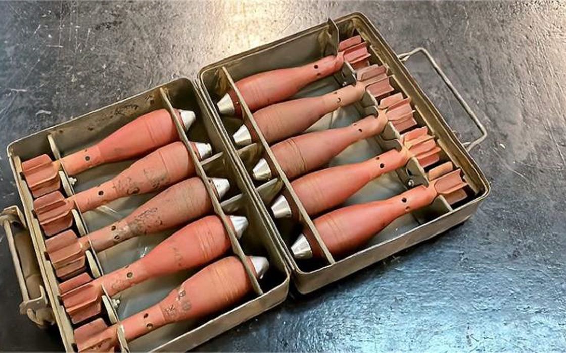 一整箱二战时期的迫击炮弹让老外保养得跟新的一样