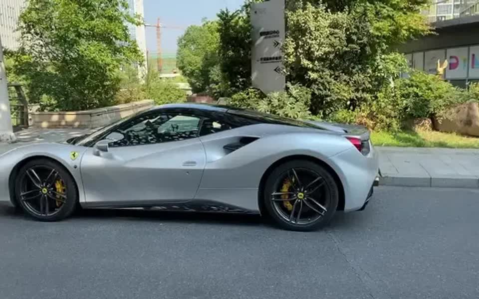 从一个杭州富二代手中买的,浙江唯一一台灰色法拉利488完美!